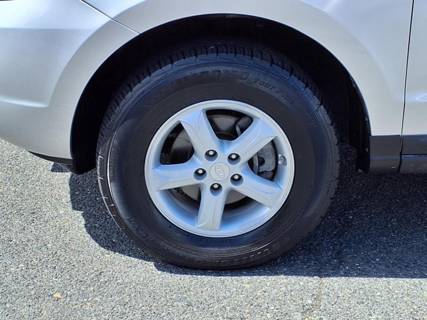 2008 Bright Silver Hyundai SANTA FE GLS (5NMSG13DX8H) with an 2.7L 2.7L V6 185hp 183ft. lbs. Sequential-Port F.I. engine, Automatic transmission, located at 50 Eastern Blvd., Essex, MD, 21221, (410) 686-3444, 39.304367, -76.484947 - Photo#8