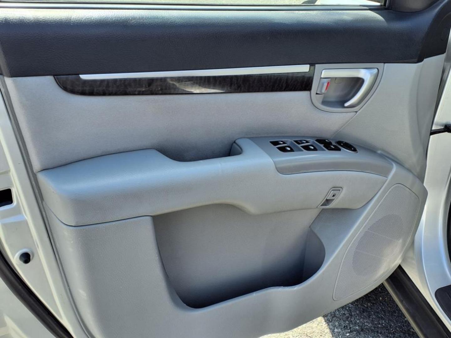 2008 Bright Silver Hyundai SANTA FE GLS (5NMSG13DX8H) with an 2.7L 2.7L V6 185hp 183ft. lbs. Sequential-Port F.I. engine, Automatic transmission, located at 50 Eastern Blvd., Essex, MD, 21221, (410) 686-3444, 39.304367, -76.484947 - Photo#9