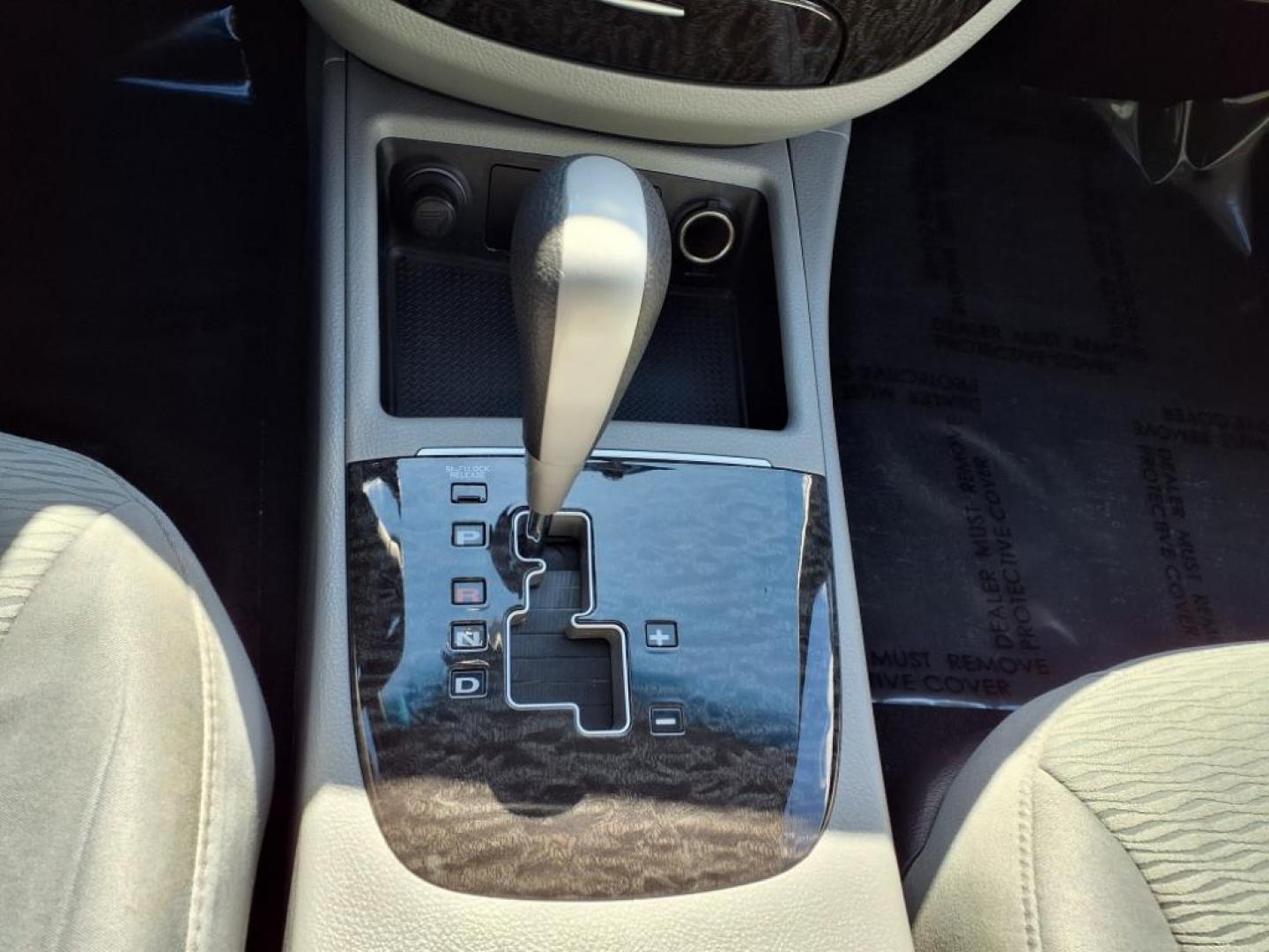 2008 Bright Silver Hyundai SANTA FE GLS (5NMSG13DX8H) with an 2.7L 2.7L V6 185hp 183ft. lbs. Sequential-Port F.I. engine, Automatic transmission, located at 50 Eastern Blvd., Essex, MD, 21221, (410) 686-3444, 39.304367, -76.484947 - Photo#17