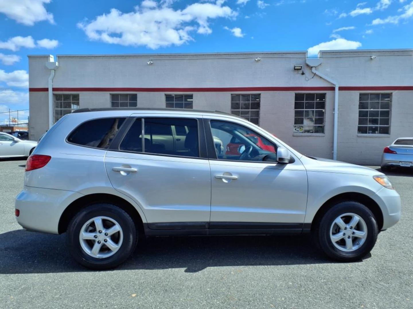 2008 Bright Silver Hyundai SANTA FE GLS (5NMSG13DX8H) with an 2.7L 2.7L V6 185hp 183ft. lbs. Sequential-Port F.I. engine, Automatic transmission, located at 50 Eastern Blvd., Essex, MD, 21221, (410) 686-3444, 39.304367, -76.484947 - Photo#5