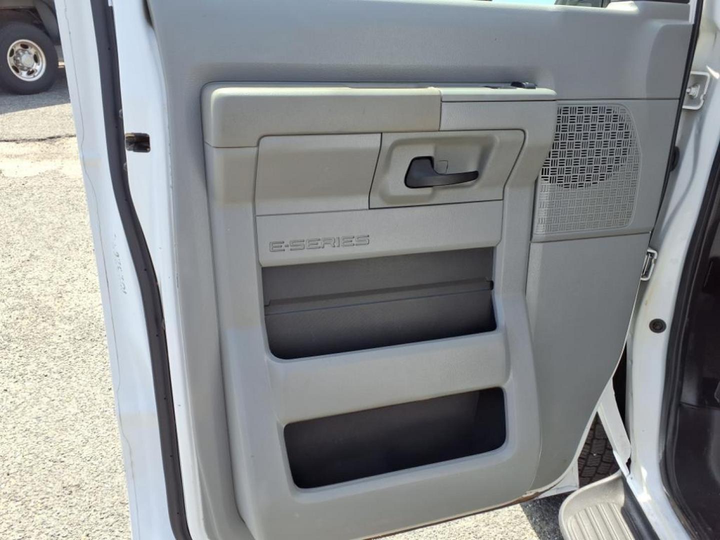 2014 White Ford E-Series E-350 SD XL (1FBSS3BL6ED) with an 5.4L 8 Cylinder Sequential-Port F.I. engine, Automatic transmission, located at 50 Eastern Blvd., Essex, MD, 21221, (410) 686-3444, 39.304367, -76.484947 - Photo#7