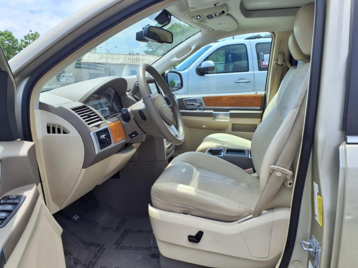 2010 White Gold Clear Coat Chrysler Town and Country Limited (2A4RR6DX2AR) with an 4.0L 6 Cylinder Sequential-Port F.I. engine, V6 AT transmission, located at 50 Eastern Blvd., Essex, MD, 21221, (410) 686-3444, 39.304367, -76.484947 - Photo#12