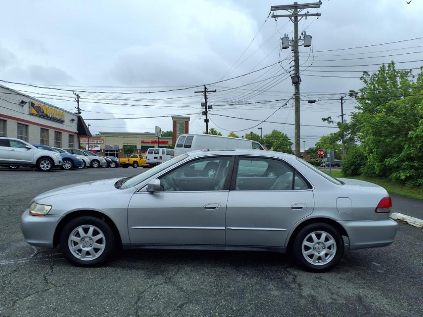 2002 Satin Silver Metallic Honda Accord SE (1HGCG56792A) with an 2.3L 4 Cylinder Fuel Injected engine, 4CYL transmission, located at 50 Eastern Blvd., Essex, MD, 21221, (410) 686-3444, 39.304367, -76.484947 - Photo#1