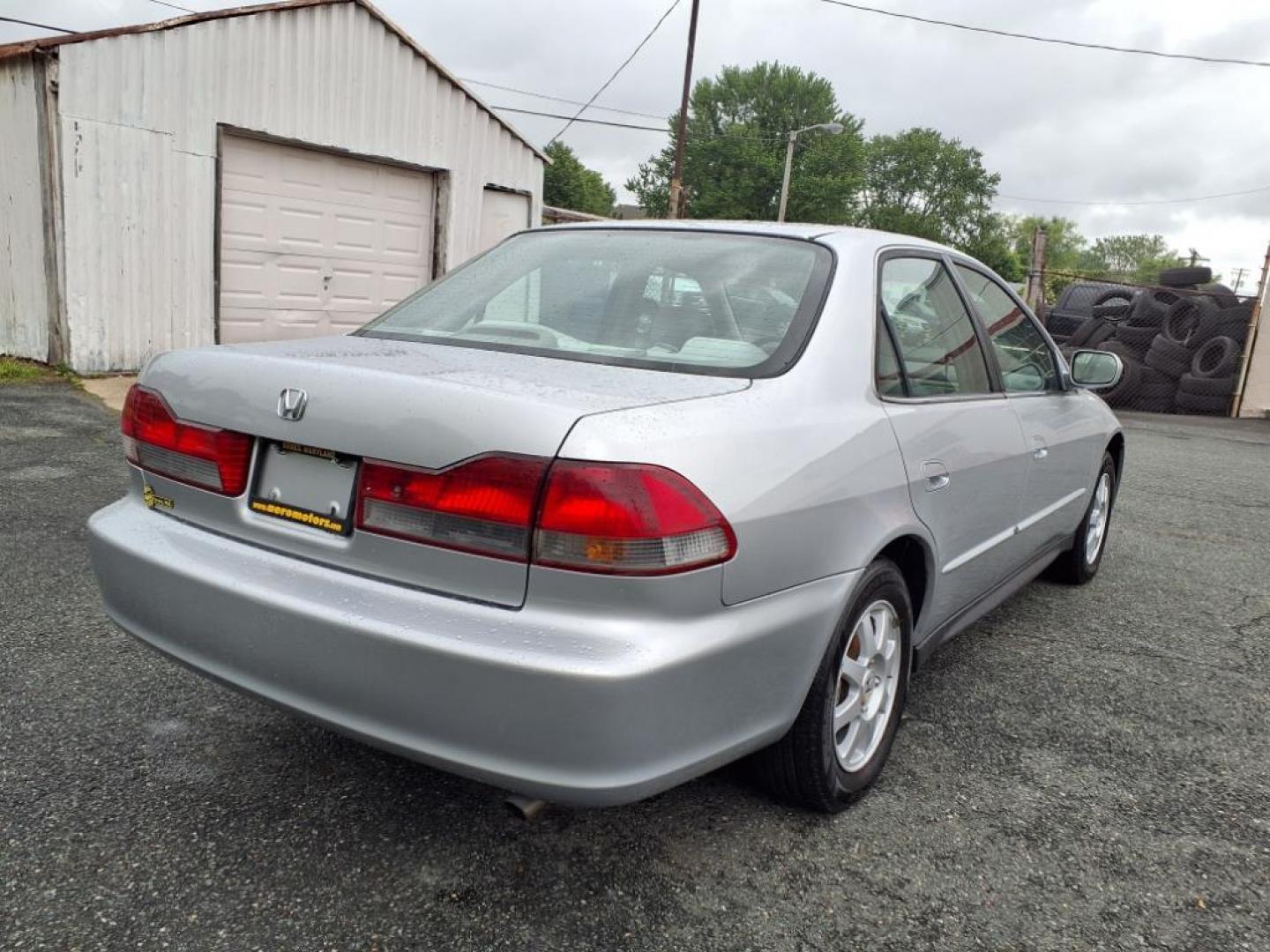 2002 Satin Silver Metallic Honda Accord SE (1HGCG56792A) with an 2.3L 4 Cylinder Fuel Injected engine, 4CYL transmission, located at 50 Eastern Blvd., Essex, MD, 21221, (410) 686-3444, 39.304367, -76.484947 - Photo#4