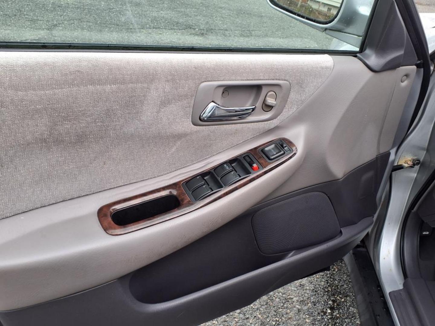 2002 Satin Silver Metallic Honda Accord SE (1HGCG56792A) with an 2.3L 4 Cylinder Fuel Injected engine, 4CYL transmission, located at 50 Eastern Blvd., Essex, MD, 21221, (410) 686-3444, 39.304367, -76.484947 - Photo#9