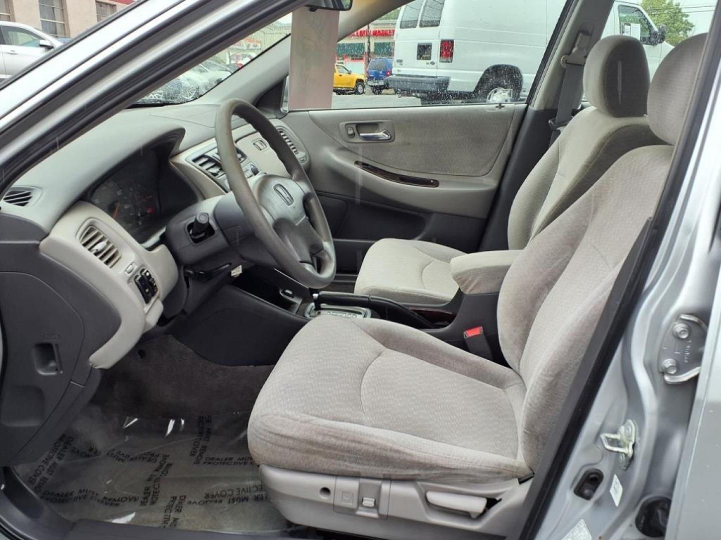2002 Satin Silver Metallic Honda Accord SE (1HGCG56792A) with an 2.3L 4 Cylinder Fuel Injected engine, 4CYL transmission, located at 50 Eastern Blvd., Essex, MD, 21221, (410) 686-3444, 39.304367, -76.484947 - Photo#11