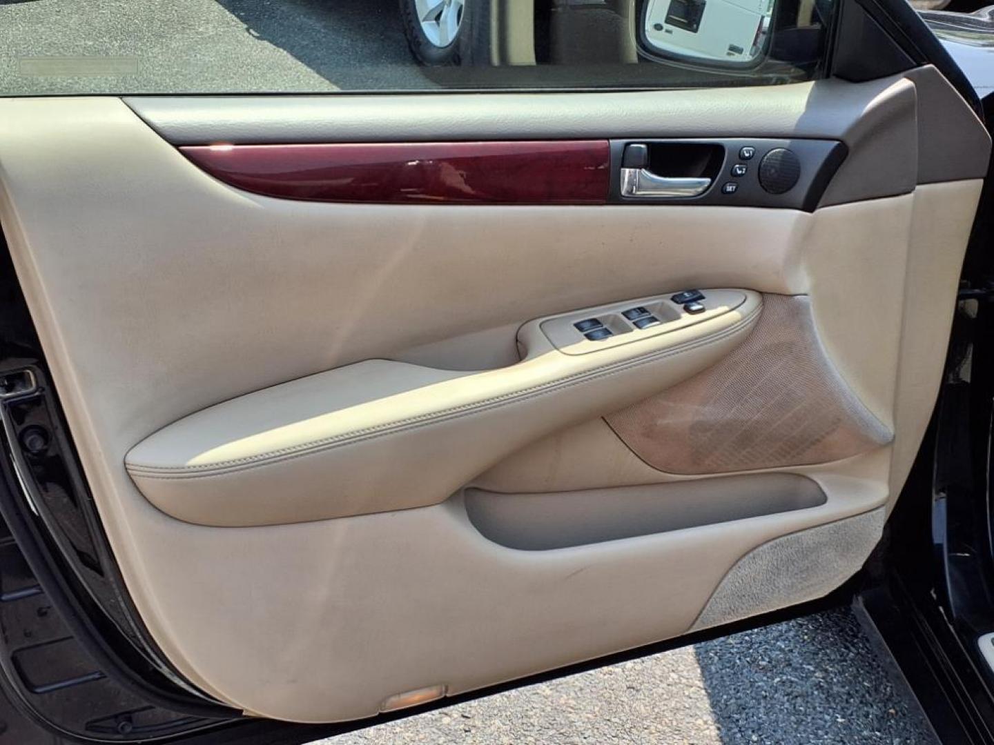 2002 Black Onyx Lexus ES 300 Base (JTHBF30G320) with an 3.0L 6 Cylinder Fuel Injected engine, V6 AT transmission, located at 50 Eastern Blvd., Essex, MD, 21221, (410) 686-3444, 39.304367, -76.484947 - Photo#8