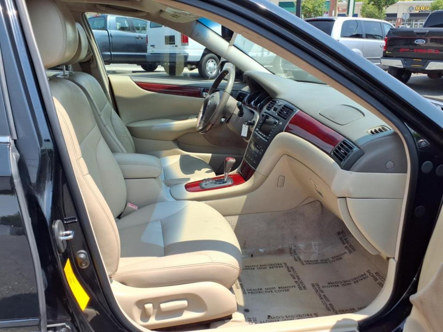 2002 Black Onyx Lexus ES 300 Base (JTHBF30G320) with an 3.0L 6 Cylinder Fuel Injected engine, V6 AT transmission, located at 50 Eastern Blvd., Essex, MD, 21221, (410) 686-3444, 39.304367, -76.484947 - Photo#16