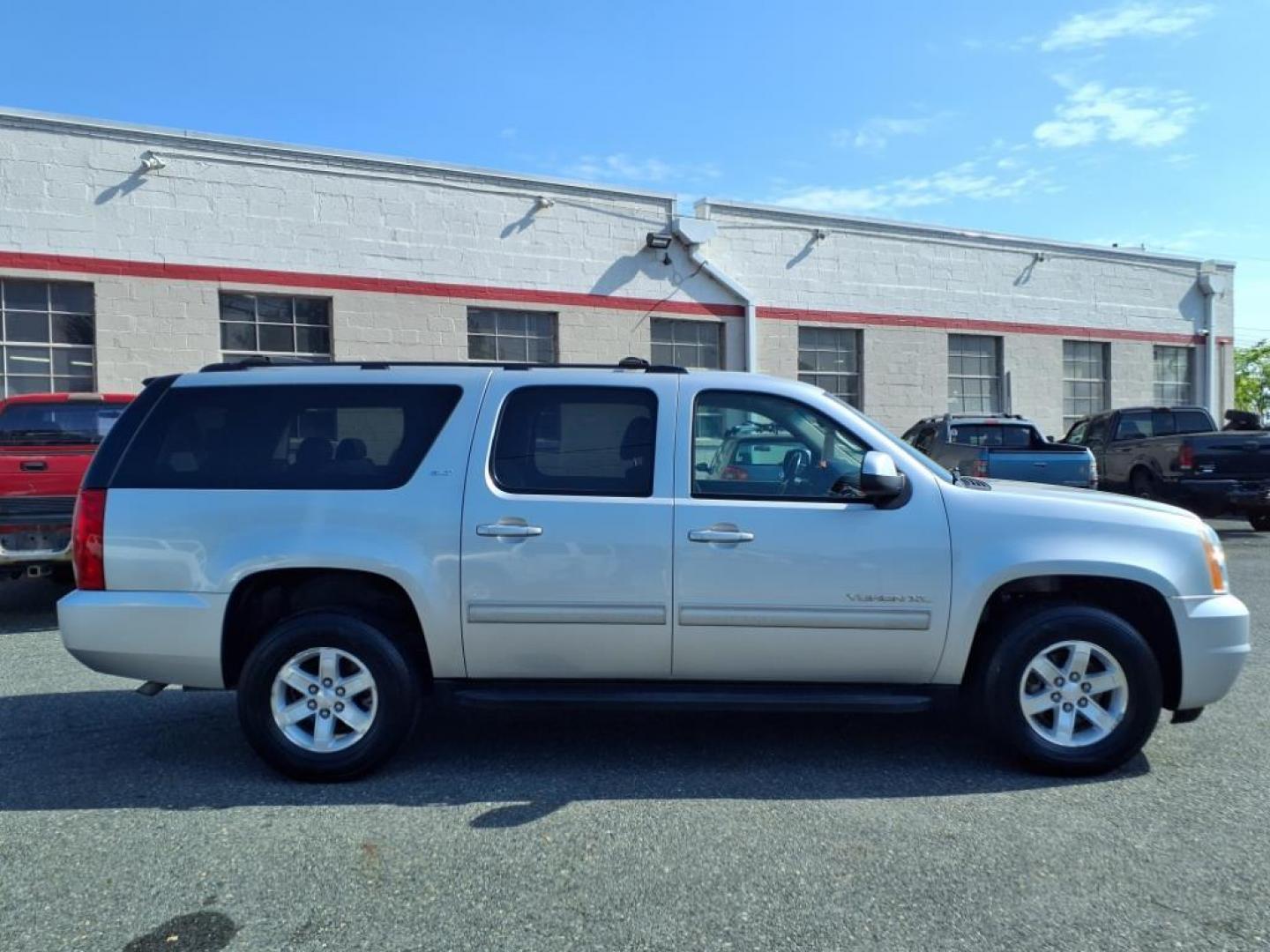 2013 Silver GMC Yukon XL SLT (1GKS2KE76DR) with an 5.3L 8 Cylinder Sequential-Port F.I. engine, AT4X4 transmission, located at 50 Eastern Blvd., Essex, MD, 21221, (410) 686-3444, 39.304367, -76.484947 - Photo#6
