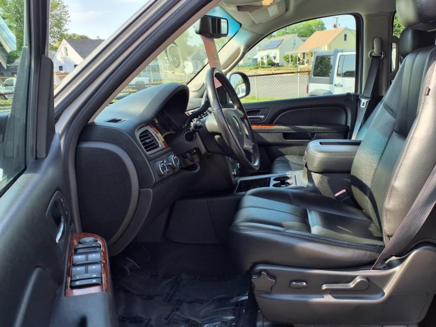 2013 Silver GMC Yukon XL SLT (1GKS2KE76DR) with an 5.3L 8 Cylinder Sequential-Port F.I. engine, AT4X4 transmission, located at 50 Eastern Blvd., Essex, MD, 21221, (410) 686-3444, 39.304367, -76.484947 - Photo#11
