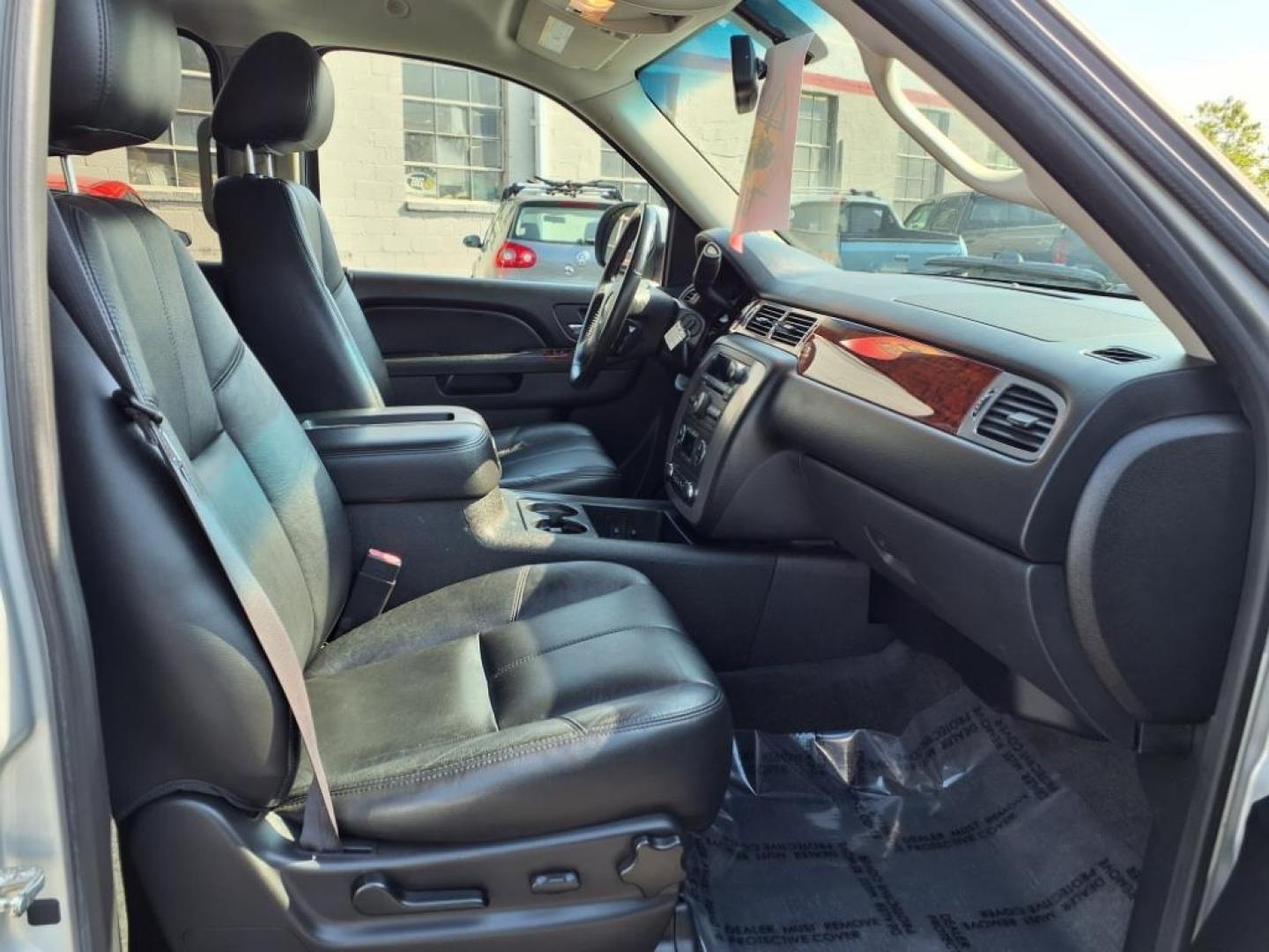 2013 Silver GMC Yukon XL SLT (1GKS2KE76DR) with an 5.3L 8 Cylinder Sequential-Port F.I. engine, AT4X4 transmission, located at 50 Eastern Blvd., Essex, MD, 21221, (410) 686-3444, 39.304367, -76.484947 - Photo#17