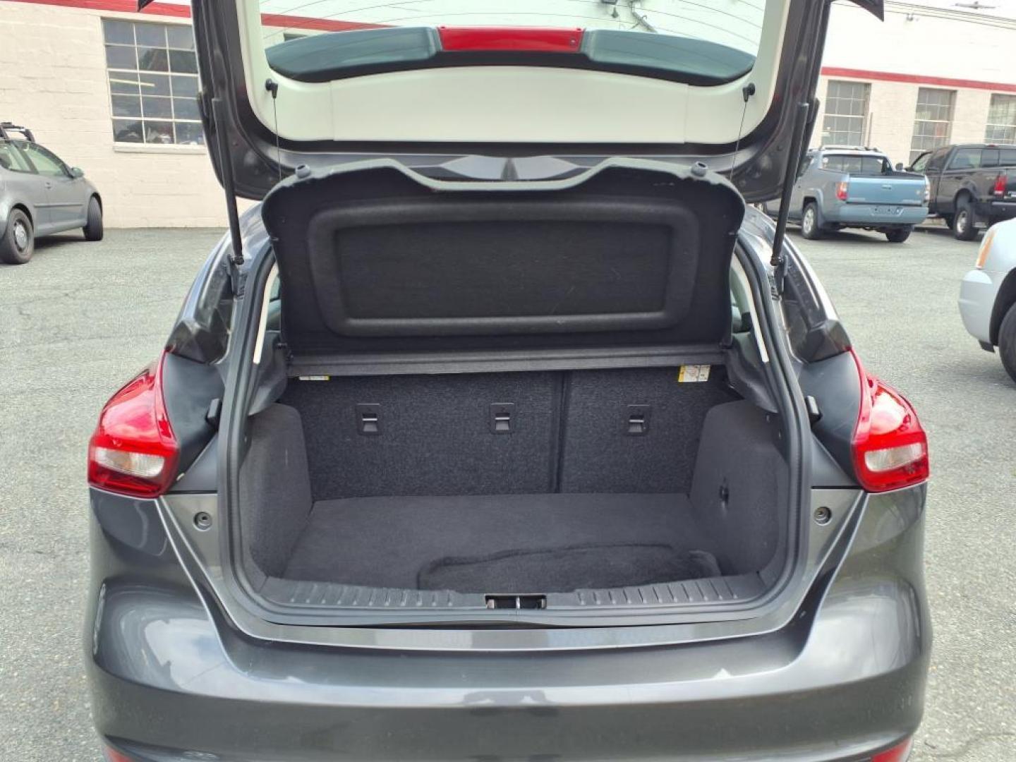 2015 Magnetic Ford Focus SE (1FADP3K26FL) with an 2.0L 4 Cylinder Fuel Injected engine, 4CYL AT transmission, located at 50 Eastern Blvd., Essex, MD, 21221, (410) 686-3444, 39.304367, -76.484947 - Photo#4
