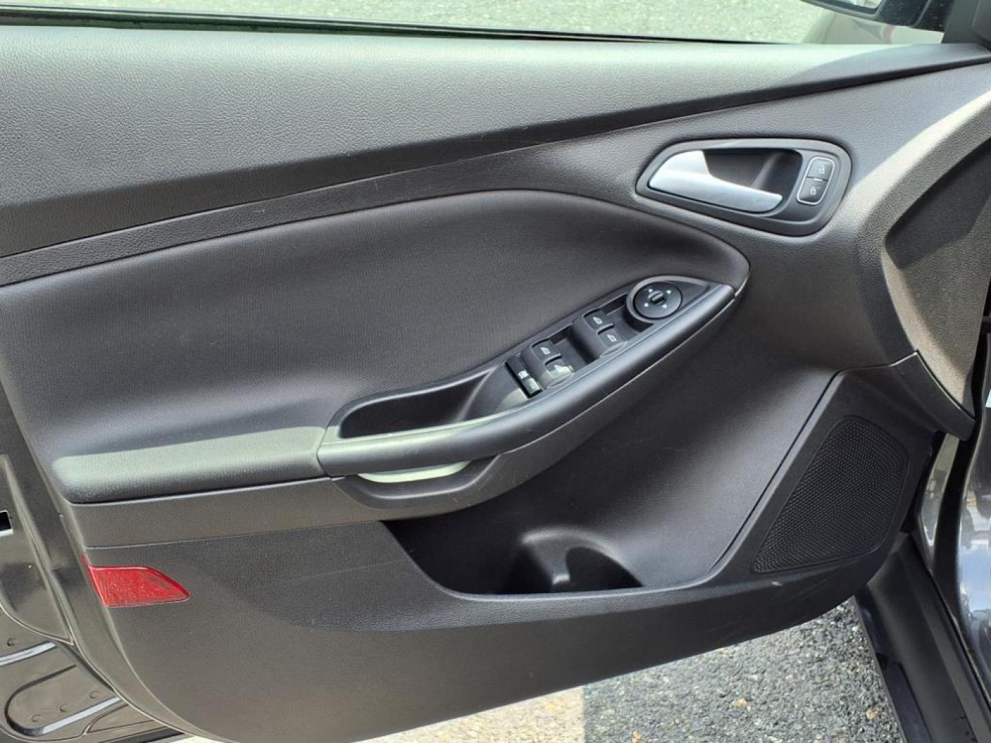 2015 Magnetic Ford Focus SE (1FADP3K26FL) with an 2.0L 4 Cylinder Fuel Injected engine, 4CYL AT transmission, located at 50 Eastern Blvd., Essex, MD, 21221, (410) 686-3444, 39.304367, -76.484947 - Photo#10