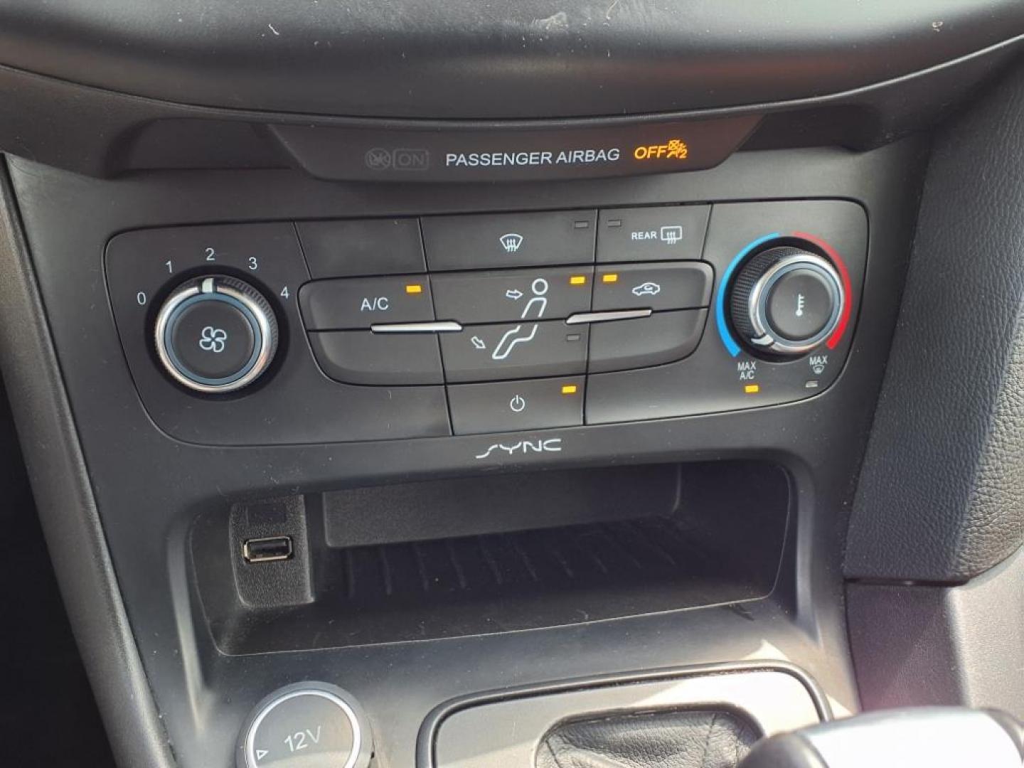 2015 Magnetic Ford Focus SE (1FADP3K26FL) with an 2.0L 4 Cylinder Fuel Injected engine, 4CYL AT transmission, located at 50 Eastern Blvd., Essex, MD, 21221, (410) 686-3444, 39.304367, -76.484947 - Photo#18
