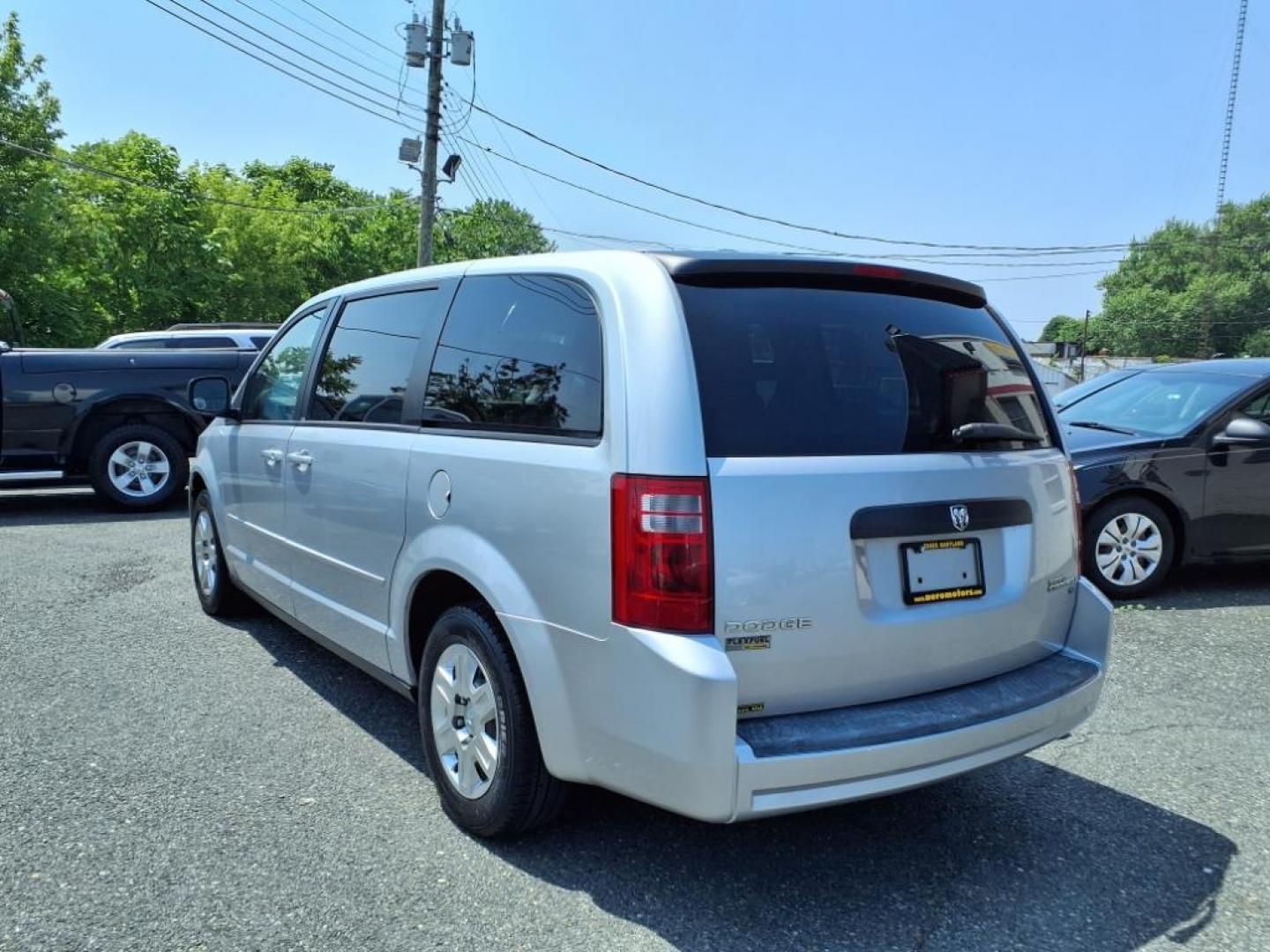 2009 Silver Dodge Grand Caravan SE (2D8HN44E39R) with an 3.3L 6 Cylinder Fuel Injected engine, AT V6 transmission, located at 50 Eastern Blvd., Essex, MD, 21221, (410) 686-3444, 39.304367, -76.484947 - Photo#2
