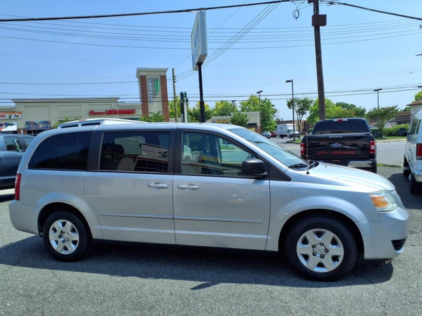 2009 Silver Dodge Grand Caravan SE (2D8HN44E39R) with an 3.3L 6 Cylinder Fuel Injected engine, AT V6 transmission, located at 50 Eastern Blvd., Essex, MD, 21221, (410) 686-3444, 39.304367, -76.484947 - Photo#5