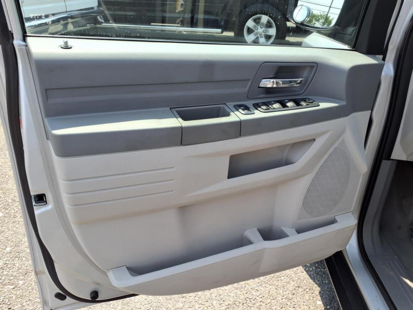 2009 Silver Dodge Grand Caravan SE (2D8HN44E39R) with an 3.3L 6 Cylinder Fuel Injected engine, AT V6 transmission, located at 50 Eastern Blvd., Essex, MD, 21221, (410) 686-3444, 39.304367, -76.484947 - Photo#9