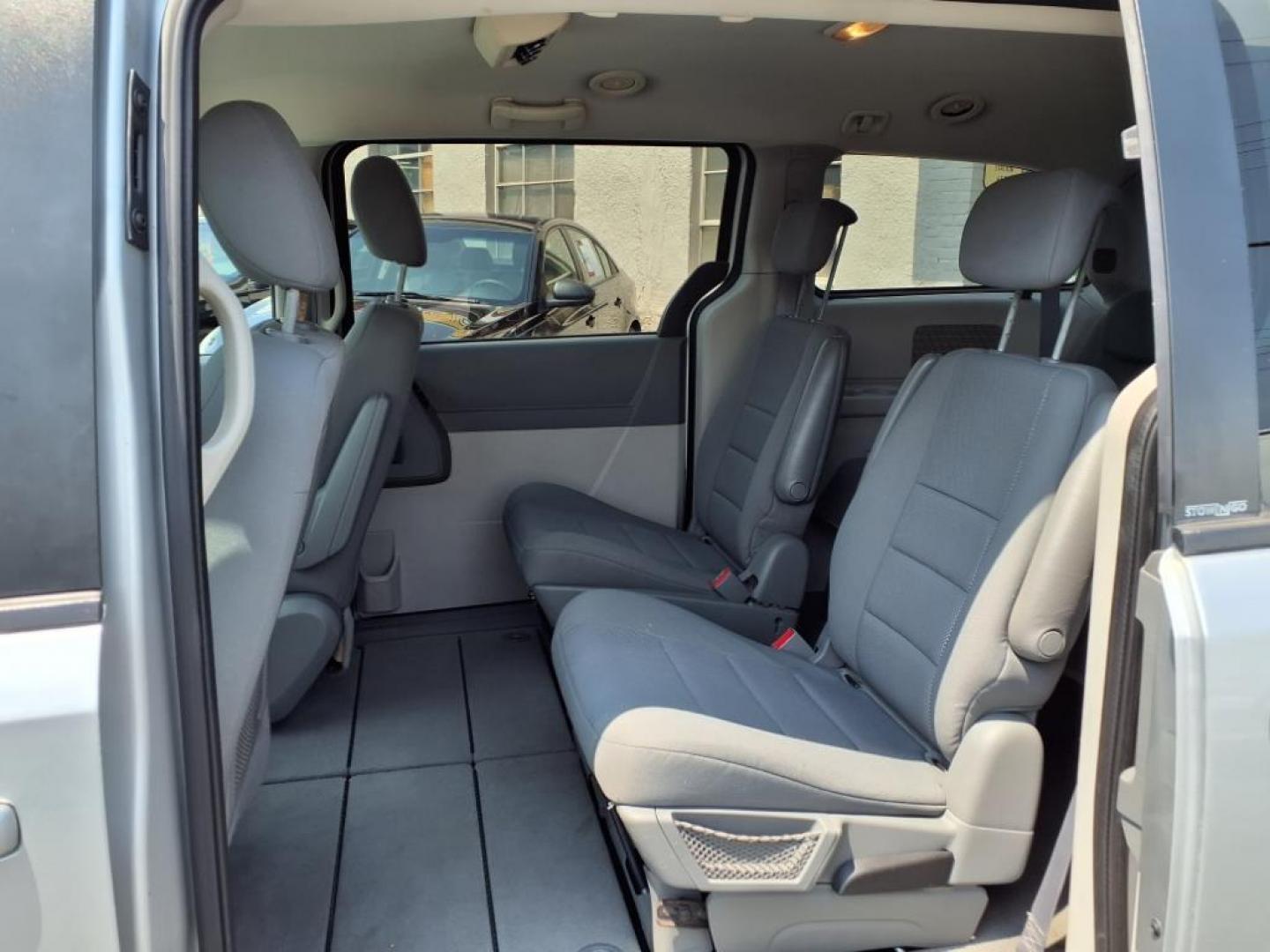 2009 Silver Dodge Grand Caravan SE (2D8HN44E39R) with an 3.3L 6 Cylinder Fuel Injected engine, AT V6 transmission, located at 50 Eastern Blvd., Essex, MD, 21221, (410) 686-3444, 39.304367, -76.484947 - Photo#12