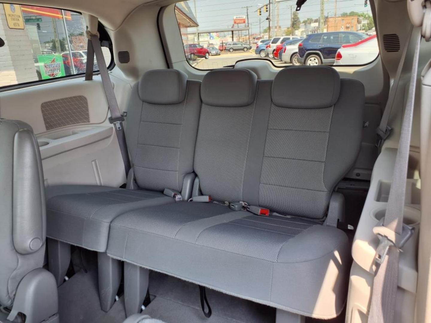 2009 Silver Dodge Grand Caravan SE (2D8HN44E39R) with an 3.3L 6 Cylinder Fuel Injected engine, AT V6 transmission, located at 50 Eastern Blvd., Essex, MD, 21221, (410) 686-3444, 39.304367, -76.484947 - Photo#16