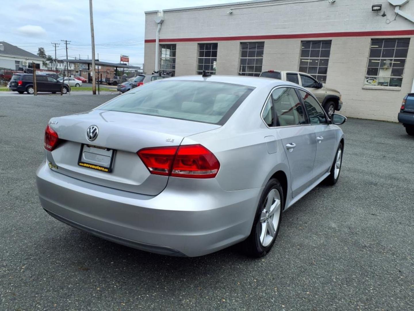2012 Reflex Silver Metallic Volkswagen Passat SE PZEV (1VWBP7A35CC) with an 2.5L 2.5L I5 170hp 177ft. lbs. PZEV Sequential-Port F.I. engine, 6-Speed Shiftable Automatic transmission, located at 50 Eastern Blvd., Essex, MD, 21221, (410) 686-3444, 39.304367, -76.484947 - Photo#4