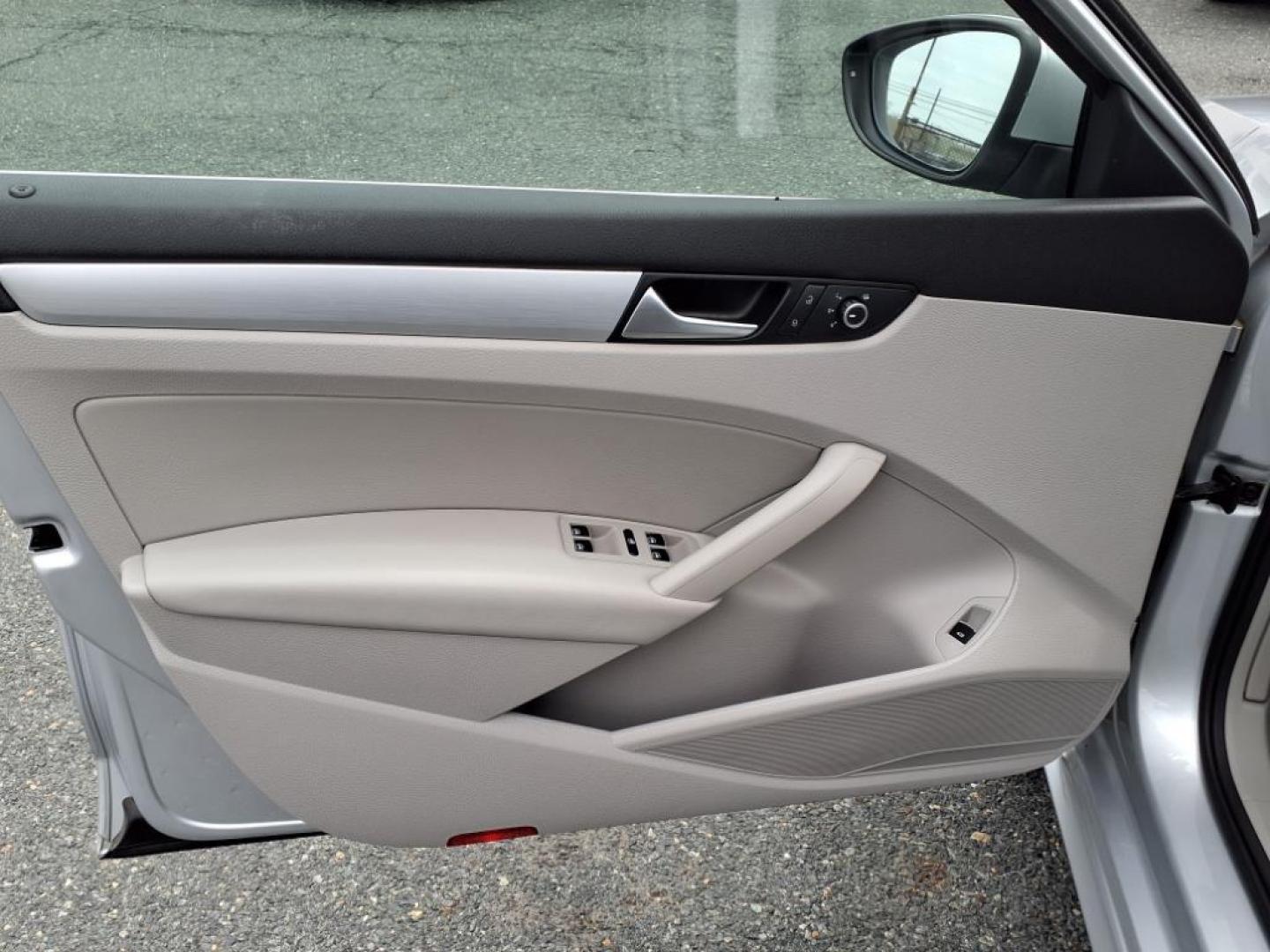 2012 Reflex Silver Metallic Volkswagen Passat SE PZEV (1VWBP7A35CC) with an 2.5L 2.5L I5 170hp 177ft. lbs. PZEV Sequential-Port F.I. engine, 6-Speed Shiftable Automatic transmission, located at 50 Eastern Blvd., Essex, MD, 21221, (410) 686-3444, 39.304367, -76.484947 - Photo#9
