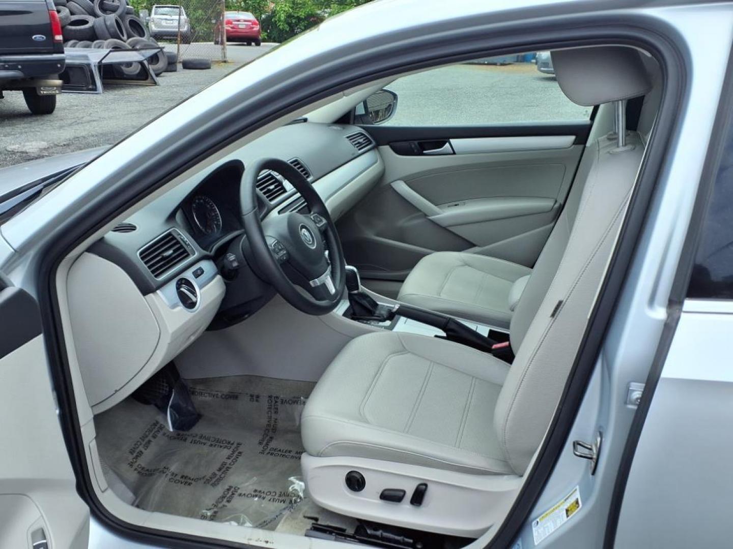 2012 Reflex Silver Metallic Volkswagen Passat SE PZEV (1VWBP7A35CC) with an 2.5L 2.5L I5 170hp 177ft. lbs. PZEV Sequential-Port F.I. engine, 6-Speed Shiftable Automatic transmission, located at 50 Eastern Blvd., Essex, MD, 21221, (410) 686-3444, 39.304367, -76.484947 - Photo#11