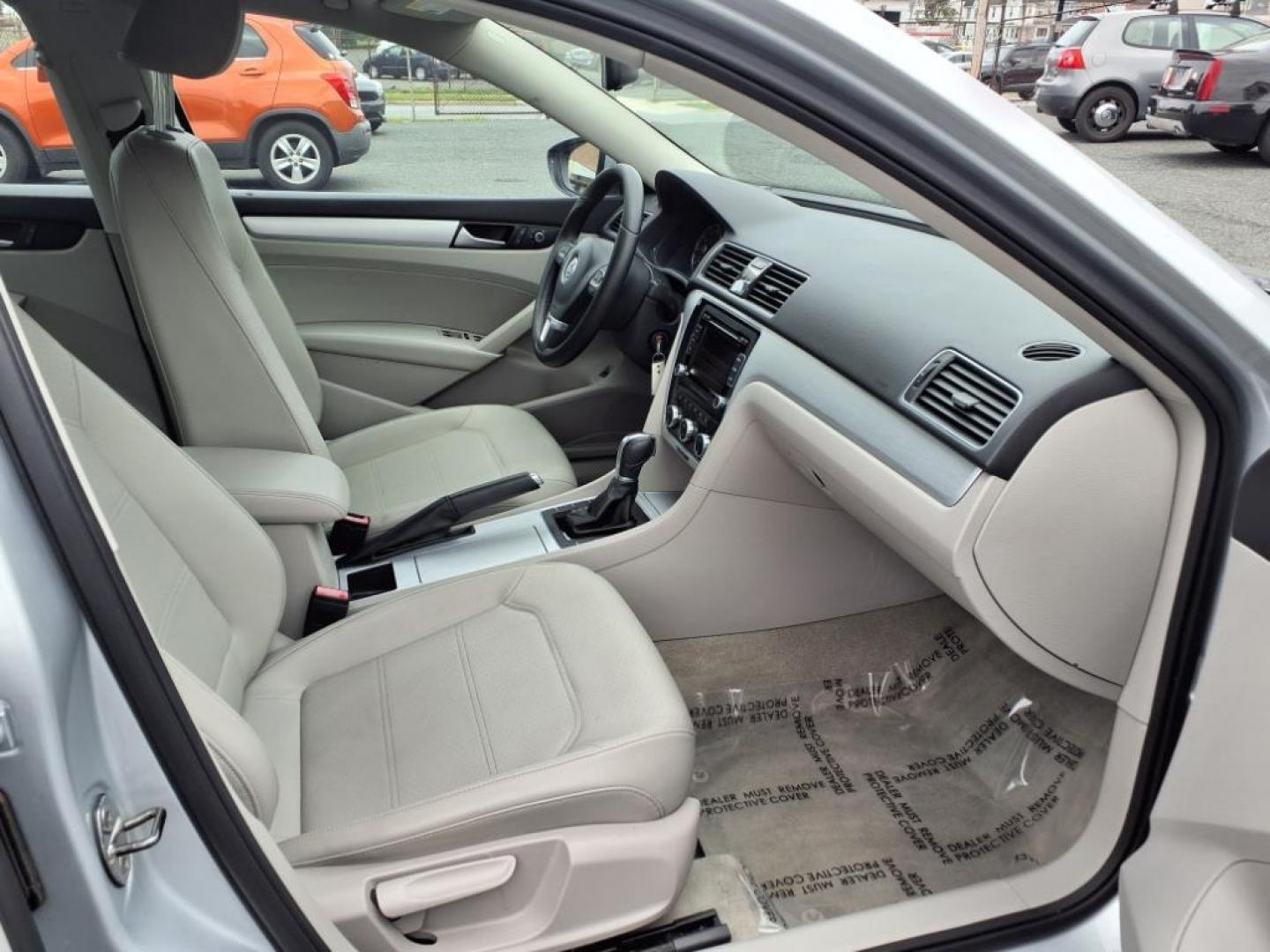 2012 Reflex Silver Metallic Volkswagen Passat SE PZEV (1VWBP7A35CC) with an 2.5L 2.5L I5 170hp 177ft. lbs. PZEV Sequential-Port F.I. engine, 6-Speed Shiftable Automatic transmission, located at 50 Eastern Blvd., Essex, MD, 21221, (410) 686-3444, 39.304367, -76.484947 - Photo#16