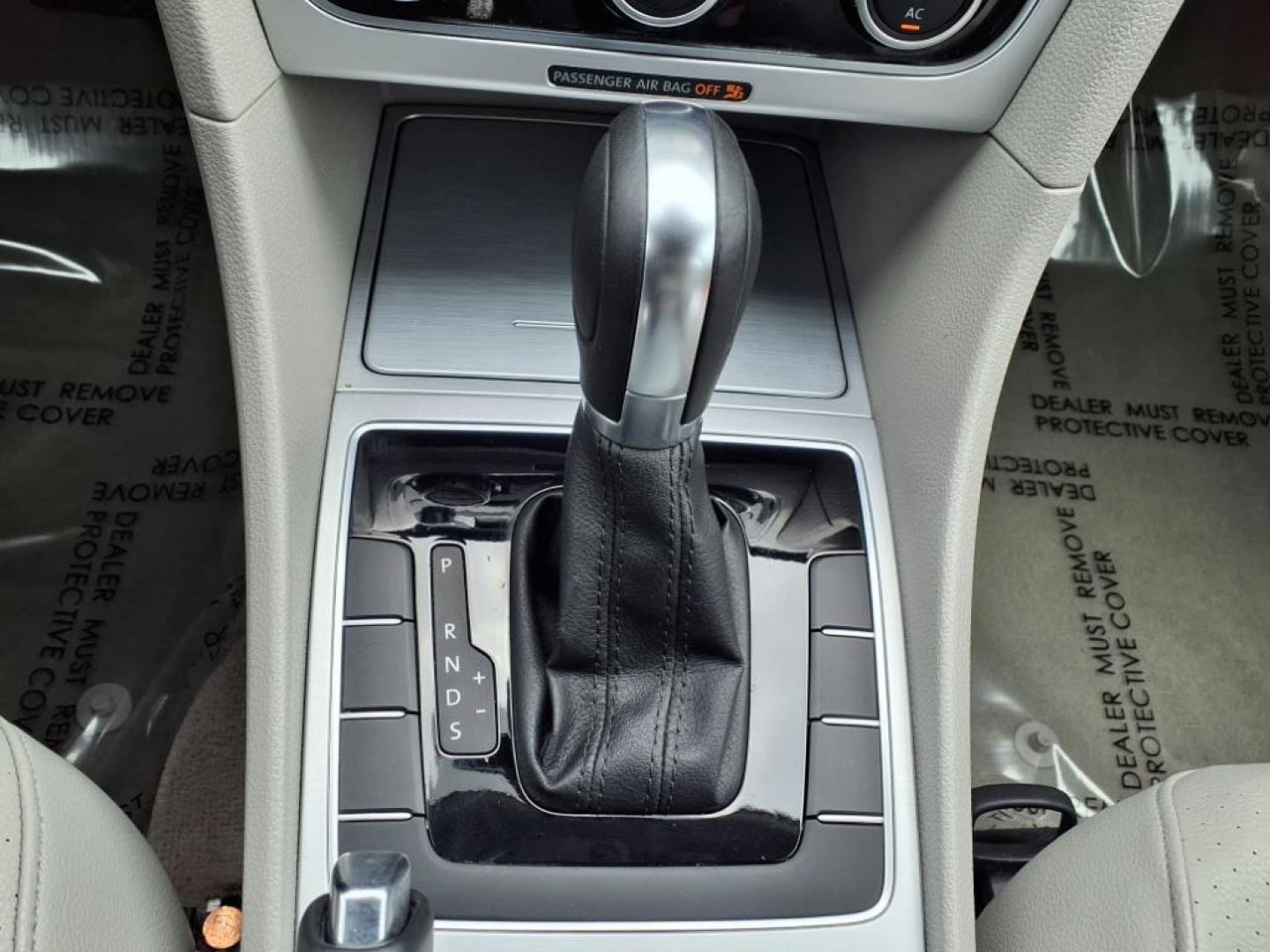 2012 Reflex Silver Metallic Volkswagen Passat SE PZEV (1VWBP7A35CC) with an 2.5L 2.5L I5 170hp 177ft. lbs. PZEV Sequential-Port F.I. engine, 6-Speed Shiftable Automatic transmission, located at 50 Eastern Blvd., Essex, MD, 21221, (410) 686-3444, 39.304367, -76.484947 - Photo#17