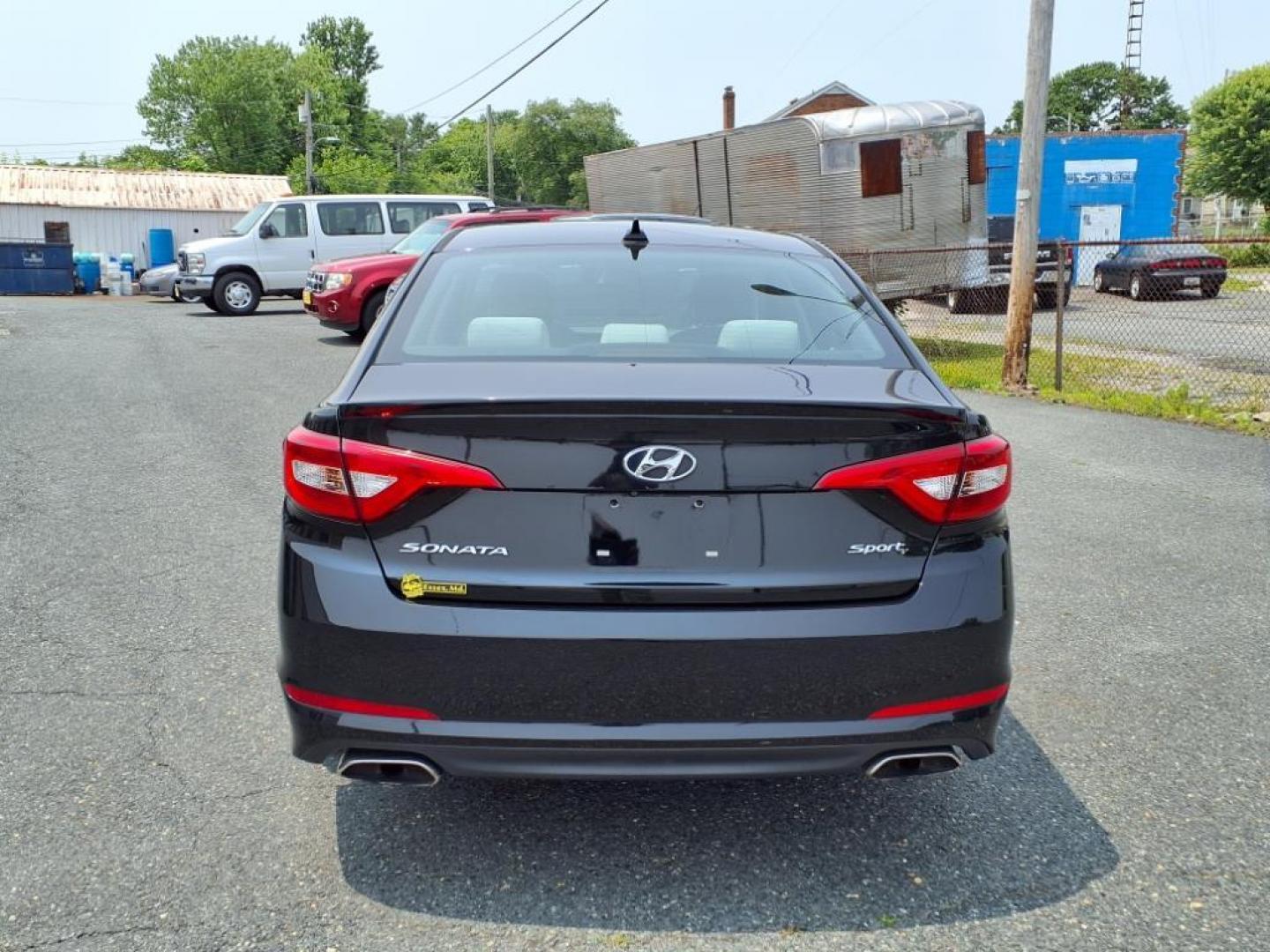 2015 Phantom Black Hyundai SONATA Limited (5NPE34AF1FH) with an 2.4L 2.4L I4 185hp 178ft. lbs. Fuel Injected engine, 6-Speed Shiftable Automatic transmission, located at 50 Eastern Blvd., Essex, MD, 21221, (410) 686-3444, 39.304367, -76.484947 - Photo#3