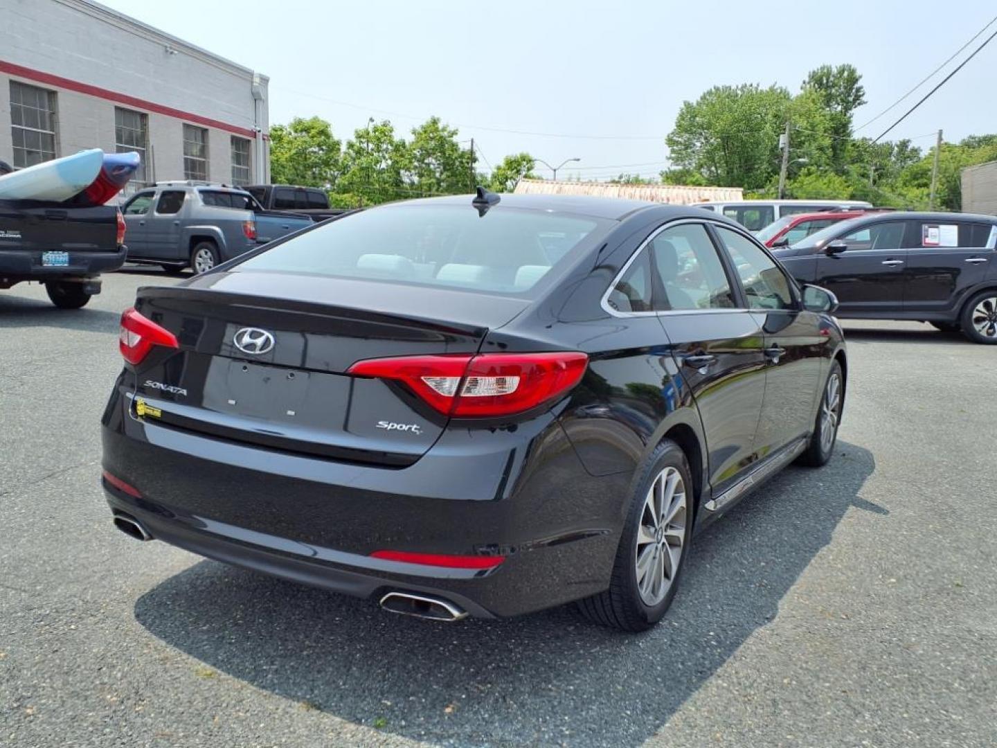 2015 Phantom Black Hyundai SONATA Limited (5NPE34AF1FH) with an 2.4L 2.4L I4 185hp 178ft. lbs. Fuel Injected engine, 6-Speed Shiftable Automatic transmission, located at 50 Eastern Blvd., Essex, MD, 21221, (410) 686-3444, 39.304367, -76.484947 - Photo#4