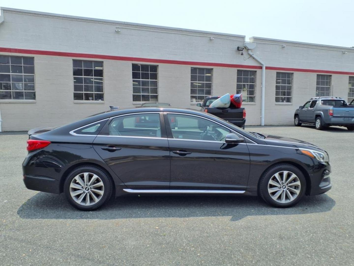 2015 Phantom Black Hyundai SONATA Limited (5NPE34AF1FH) with an 2.4L 2.4L I4 185hp 178ft. lbs. Fuel Injected engine, 6-Speed Shiftable Automatic transmission, located at 50 Eastern Blvd., Essex, MD, 21221, (410) 686-3444, 39.304367, -76.484947 - Photo#5