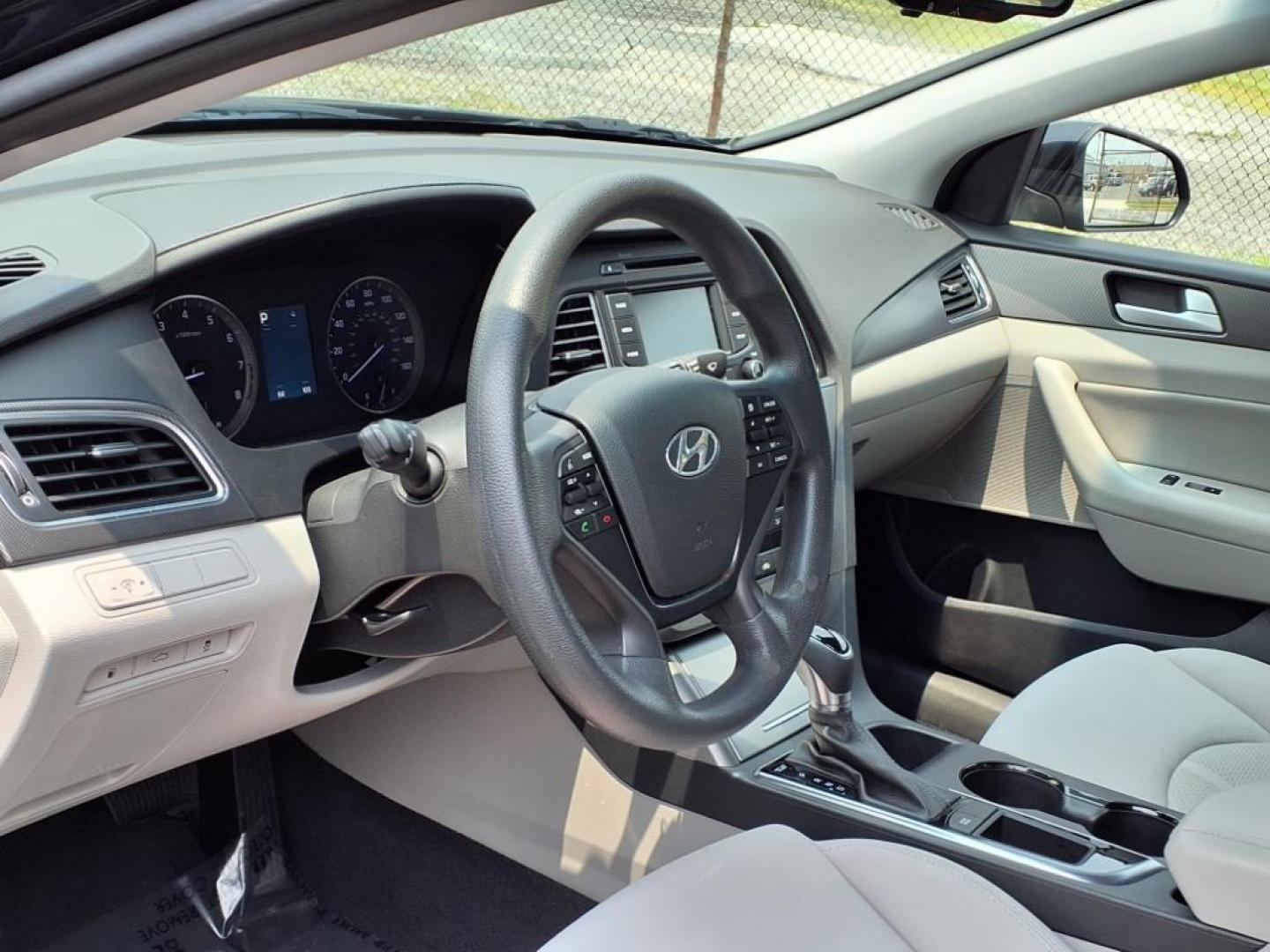 2015 Phantom Black Hyundai SONATA Limited (5NPE34AF1FH) with an 2.4L 2.4L I4 185hp 178ft. lbs. Fuel Injected engine, 6-Speed Shiftable Automatic transmission, located at 50 Eastern Blvd., Essex, MD, 21221, (410) 686-3444, 39.304367, -76.484947 - Photo#10