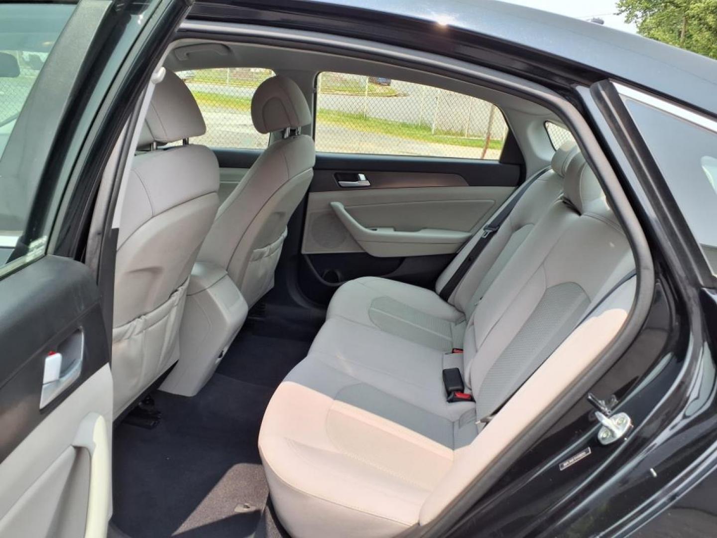 2015 Phantom Black Hyundai SONATA Limited (5NPE34AF1FH) with an 2.4L 2.4L I4 185hp 178ft. lbs. Fuel Injected engine, 6-Speed Shiftable Automatic transmission, located at 50 Eastern Blvd., Essex, MD, 21221, (410) 686-3444, 39.304367, -76.484947 - Photo#12