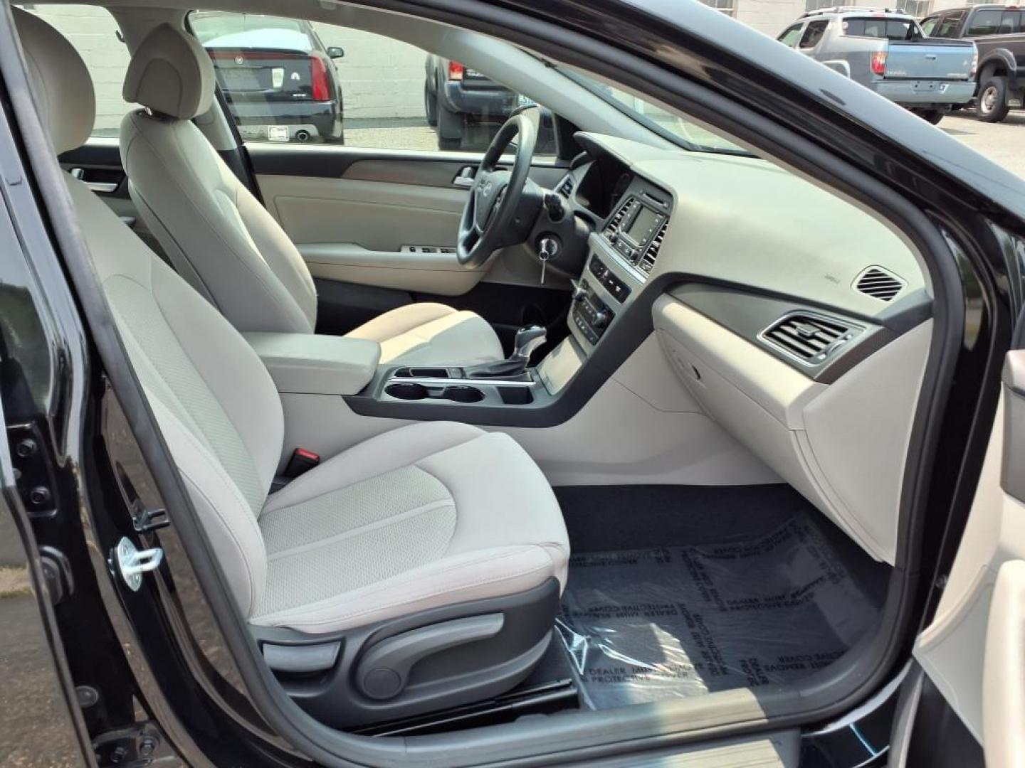 2015 Phantom Black Hyundai SONATA Limited (5NPE34AF1FH) with an 2.4L 2.4L I4 185hp 178ft. lbs. Fuel Injected engine, 6-Speed Shiftable Automatic transmission, located at 50 Eastern Blvd., Essex, MD, 21221, (410) 686-3444, 39.304367, -76.484947 - Photo#16