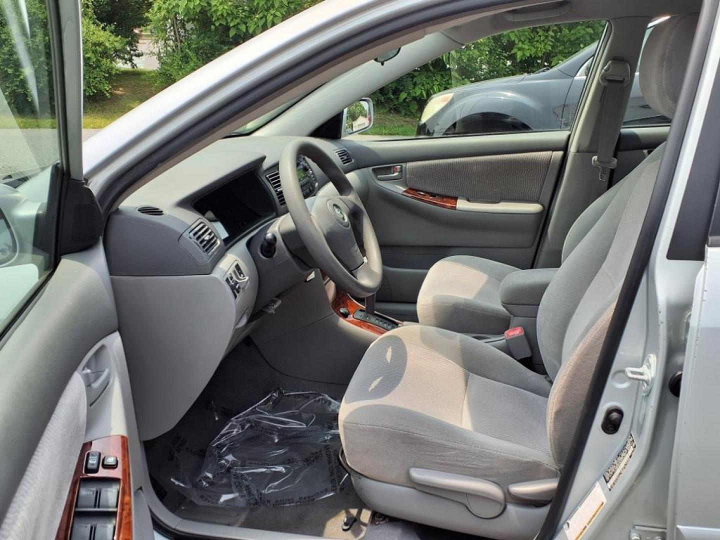 2006 Silver Streak Mica Toyota Corolla LE (JTDBR32E360) with an 1.8L 1L NA I4 double overhead cam (DOHC) 16V Fuel Injected engine, 4-Speed Automatic transmission, located at 50 Eastern Blvd., Essex, MD, 21221, (410) 686-3444, 39.304367, -76.484947 - Photo#6