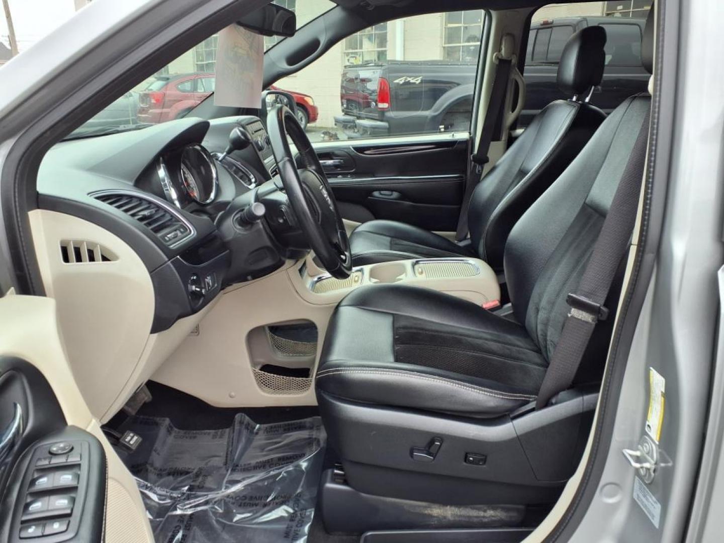 2017 Billet Clear Coat Dodge Grand Caravan SXT (2C4RDGCG7HR) with an 3.6L 6 Cylinder Sequential-Port F.I. engine, Automatic transmission, located at 50 Eastern Blvd., Essex, MD, 21221, (410) 686-3444, 39.304367, -76.484947 - Photo#11