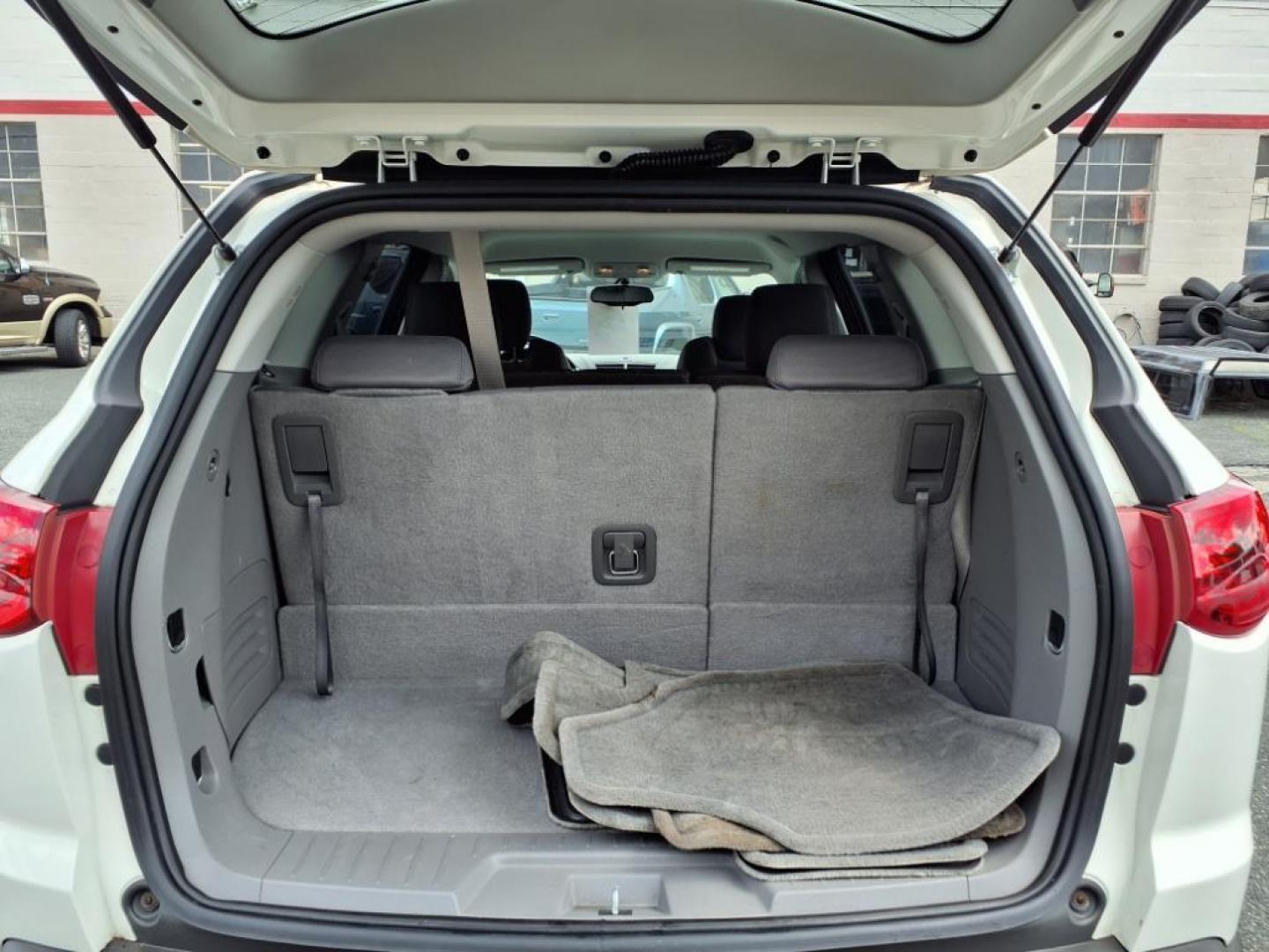 2012 White Chevrolet Traverse LS (1GNKVFED0CJ) with an 3.6L 3.6L V6 281hp 266ft. lbs. Fuel Injected engine, 6-Speed Shiftable Automatic transmission, located at 50 Eastern Blvd., Essex, MD, 21221, (410) 686-3444, 39.304367, -76.484947 - Photo#4