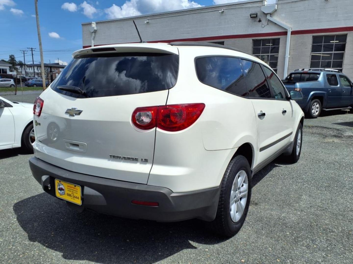 2012 White Chevrolet Traverse LS (1GNKVFED0CJ) with an 3.6L 3.6L V6 281hp 266ft. lbs. Fuel Injected engine, 6-Speed Shiftable Automatic transmission, located at 50 Eastern Blvd., Essex, MD, 21221, (410) 686-3444, 39.304367, -76.484947 - Photo#5