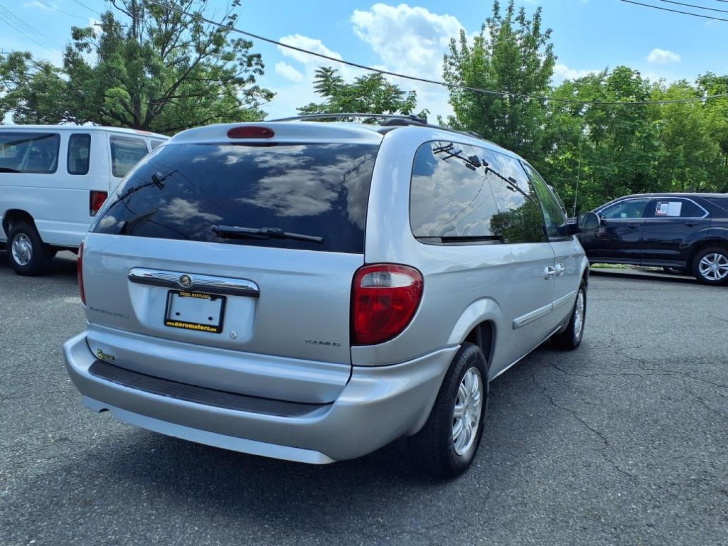 2007 Bright Silver Metallic Clearcoat Chrysler Town and Country Touring (2A8GP54L07R) with an 3.8L 3.8L V6 overhead valve 12V Sequential-Port F.I. engine, 4-Speed Automatic transmission, located at 50 Eastern Blvd., Essex, MD, 21221, (410) 686-3444, 39.304367, -76.484947 - Photo#5