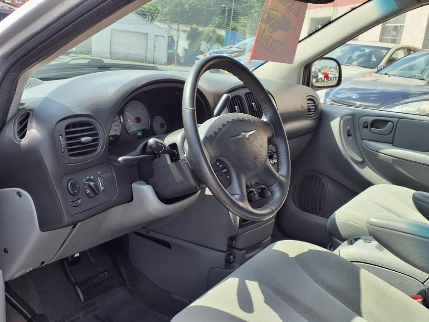 2007 Bright Silver Metallic Clearcoat Chrysler Town and Country Touring (2A8GP54L07R) with an 3.8L 3.8L V6 overhead valve 12V Sequential-Port F.I. engine, 4-Speed Automatic transmission, located at 50 Eastern Blvd., Essex, MD, 21221, (410) 686-3444, 39.304367, -76.484947 - Photo#11