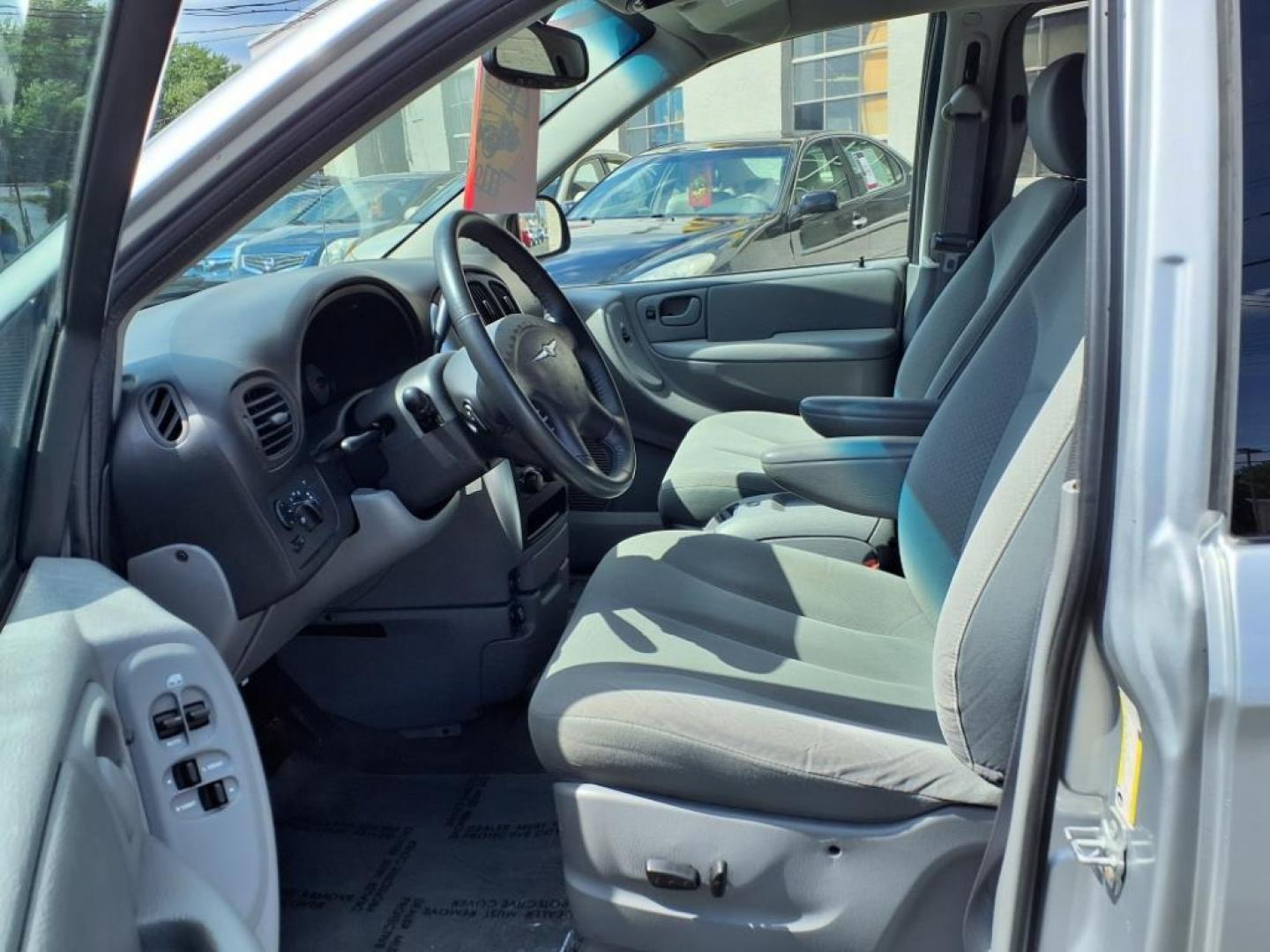 2007 Bright Silver Metallic Clearcoat Chrysler Town and Country Touring (2A8GP54L07R) with an 3.8L 3.8L V6 overhead valve 12V Sequential-Port F.I. engine, 4-Speed Automatic transmission, located at 50 Eastern Blvd., Essex, MD, 21221, (410) 686-3444, 39.304367, -76.484947 - Photo#12