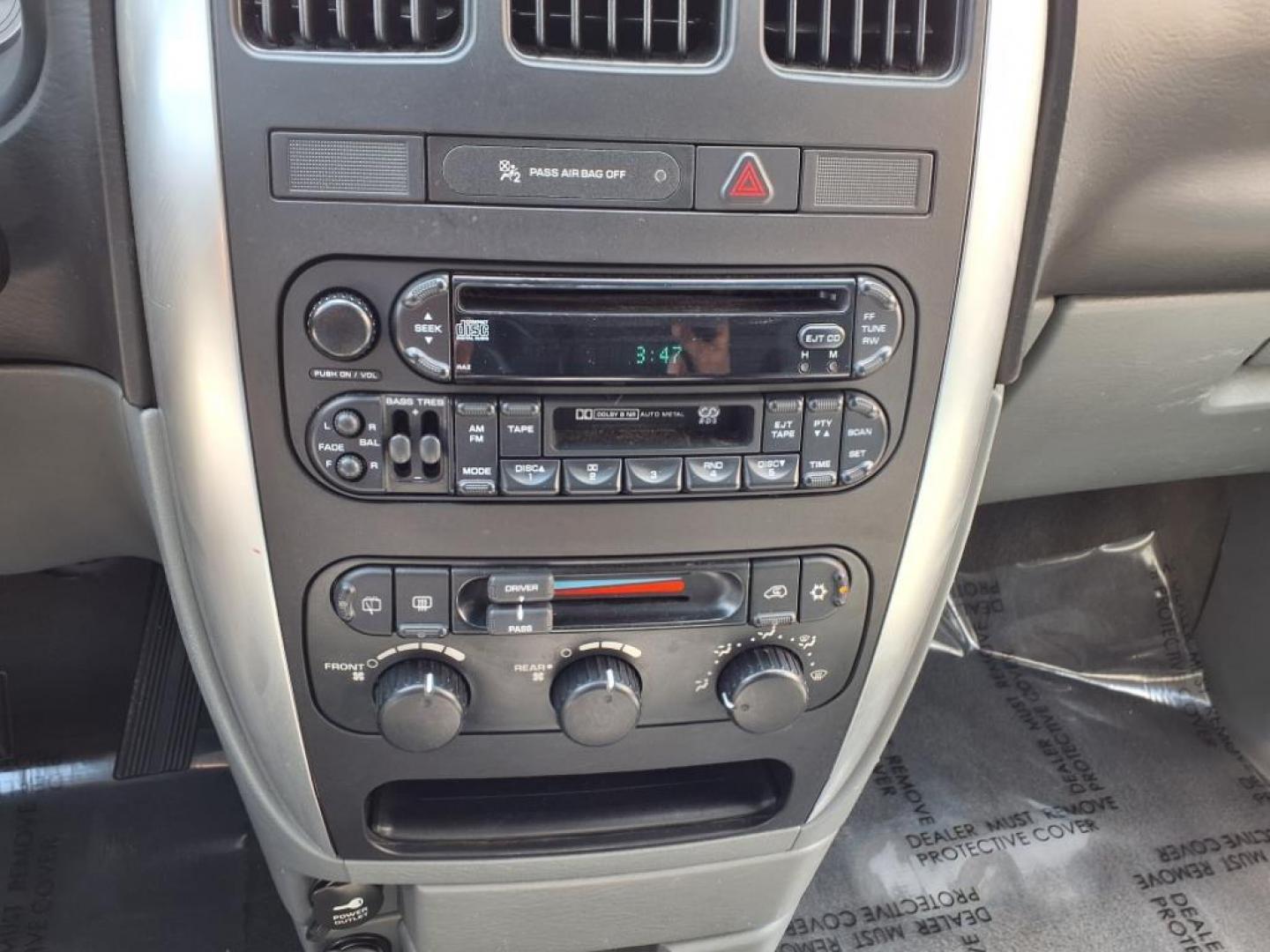 2007 Bright Silver Metallic Clearcoat Chrysler Town and Country Touring (2A8GP54L07R) with an 3.8L 3.8L V6 overhead valve 12V Sequential-Port F.I. engine, 4-Speed Automatic transmission, located at 50 Eastern Blvd., Essex, MD, 21221, (410) 686-3444, 39.304367, -76.484947 - Photo#18