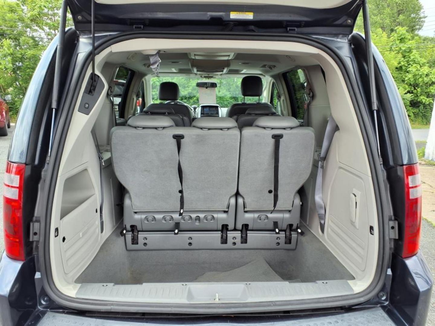 2008 Modern Blue Pearlcoat Dodge Grand Caravan SXT (2D8HN54P78R) with an 3.8L 3.8L V6 197hp 230ft. lbs. Sequential-Port F.I. engine, 6-Speed Shiftable Automatic transmission, located at 50 Eastern Blvd., Essex, MD, 21221, (410) 686-3444, 39.304367, -76.484947 - Photo#4