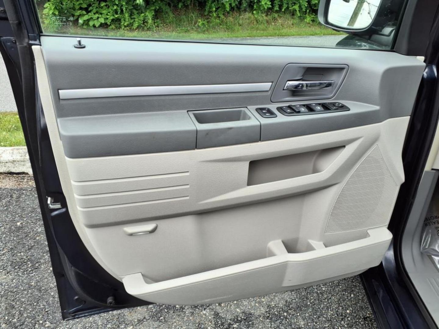 2008 Modern Blue Pearlcoat Dodge Grand Caravan SXT (2D8HN54P78R) with an 3.8L 3.8L V6 197hp 230ft. lbs. Sequential-Port F.I. engine, 6-Speed Shiftable Automatic transmission, located at 50 Eastern Blvd., Essex, MD, 21221, (410) 686-3444, 39.304367, -76.484947 - Photo#9
