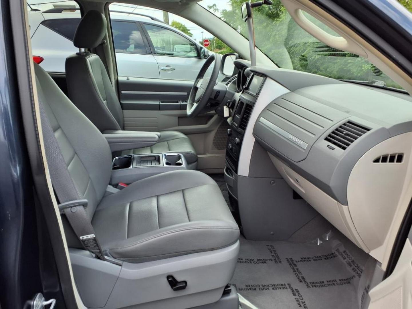 2008 Modern Blue Pearlcoat Dodge Grand Caravan SXT (2D8HN54P78R) with an 3.8L 3.8L V6 197hp 230ft. lbs. Sequential-Port F.I. engine, 6-Speed Shiftable Automatic transmission, located at 50 Eastern Blvd., Essex, MD, 21221, (410) 686-3444, 39.304367, -76.484947 - Photo#17
