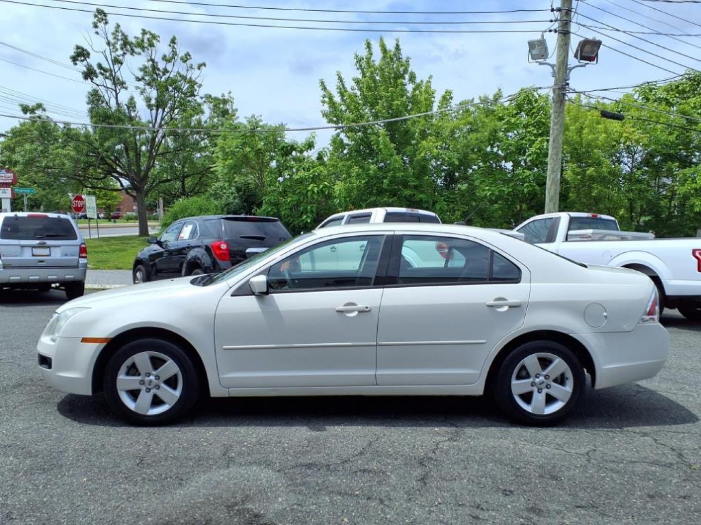 2008 White Suede Clearcoat Ford Fusion I4 SE (3FAHP07Z68R) with an 2.3L 2.3L I4 160hp 156ft. lbs. Sequential Fuel Injection engine, Automatic transmission, located at 50 Eastern Blvd., Essex, MD, 21221, (410) 686-3444, 39.304367, -76.484947 - Photo#1