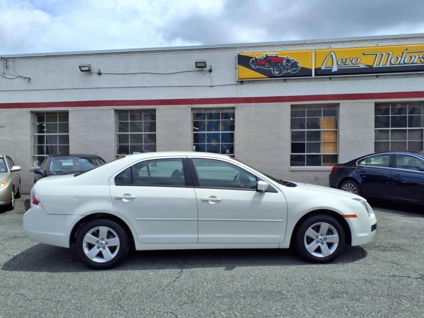 2008 White Suede Clearcoat Ford Fusion I4 SE (3FAHP07Z68R) with an 2.3L 2.3L I4 160hp 156ft. lbs. Sequential Fuel Injection engine, Automatic transmission, located at 50 Eastern Blvd., Essex, MD, 21221, (410) 686-3444, 39.304367, -76.484947 - Photo#5