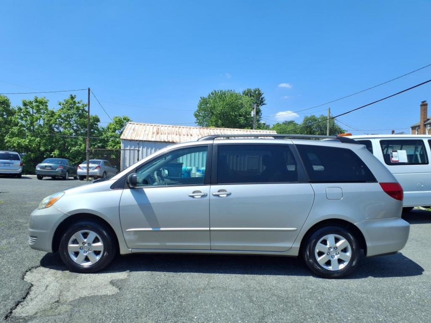 2005 Silver Shadow Pearl Toyota Sienna LE 7 Passenger (5TDZA23CX5S) with an 3.3L 3.3L V6 230hp 242ft. lbs. Fuel Injected engine, 5-Speed Automatic transmission, located at 50 Eastern Blvd., Essex, MD, 21221, (410) 686-3444, 39.304367, -76.484947 - Photo#1