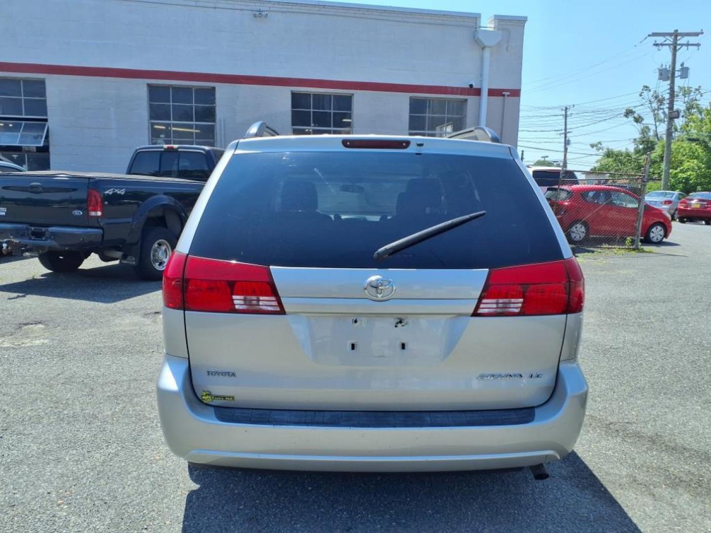 2005 Silver Shadow Pearl Toyota Sienna LE 7 Passenger (5TDZA23CX5S) with an 3.3L 3.3L V6 230hp 242ft. lbs. Fuel Injected engine, 5-Speed Automatic transmission, located at 50 Eastern Blvd., Essex, MD, 21221, (410) 686-3444, 39.304367, -76.484947 - Photo#3