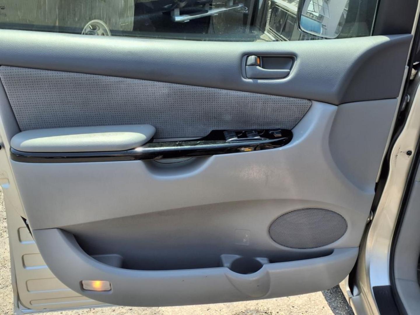 2005 Silver Shadow Pearl Toyota Sienna LE 7 Passenger (5TDZA23CX5S) with an 3.3L 3.3L V6 230hp 242ft. lbs. Fuel Injected engine, 5-Speed Automatic transmission, located at 50 Eastern Blvd., Essex, MD, 21221, (410) 686-3444, 39.304367, -76.484947 - Photo#9